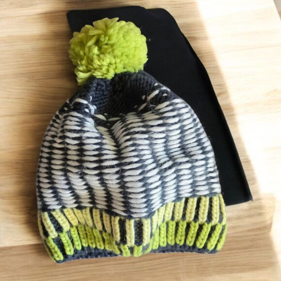 IGLOO (2 QTY) Kids/Teens Knit Hat/Sherpa Inside and Tassle - Picture 2 of 4